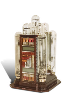 Œuvre nommée "Interface" : sculpture cybertrash (totem) du sculpteur Rémy Tassou. Vue principale.