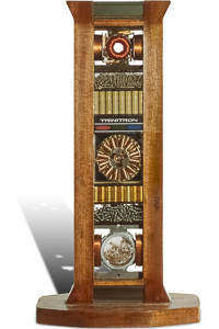 Œuvre nommée "Trinitron" : sculpture cybertrash (totem) du sculpteur Rémy Tassou. Vue principale.