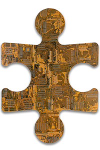 Œuvre nommée "Puzzle": sculpture murale cybertrash du sculpteur Rémy Tassou. Vue principale.