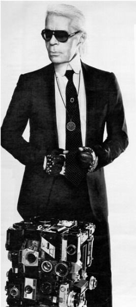 Photo du magazine "Grazia" de Karl Lagerfeld avec l'œuvre "Clix de Luxe" achetée à Rémy Tassou (totem cybertrash)