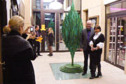 Tassou avec Mme Laurence Barbero devant la sculpture B. Tree.