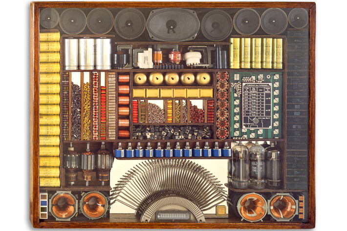 Œuvre nommée "La Machine": sculpture murale cybertrash du sculpteur Rémy Tassou. Vue principale.