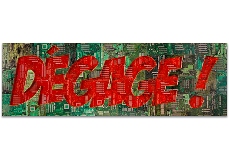 Œuvre nommée "Dégage": totem Cybertrash de Rémy Tassou.