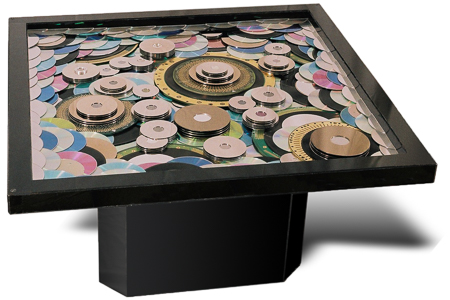 Œuvre nommée "Table basse": totem Cybertrash de Rémy Tassou.