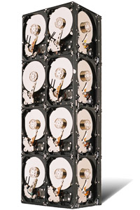 Œuvre nommée "Barracuda" : totem cybertrash de Rémy Tassou. Vue de 3/4 (vue principale)