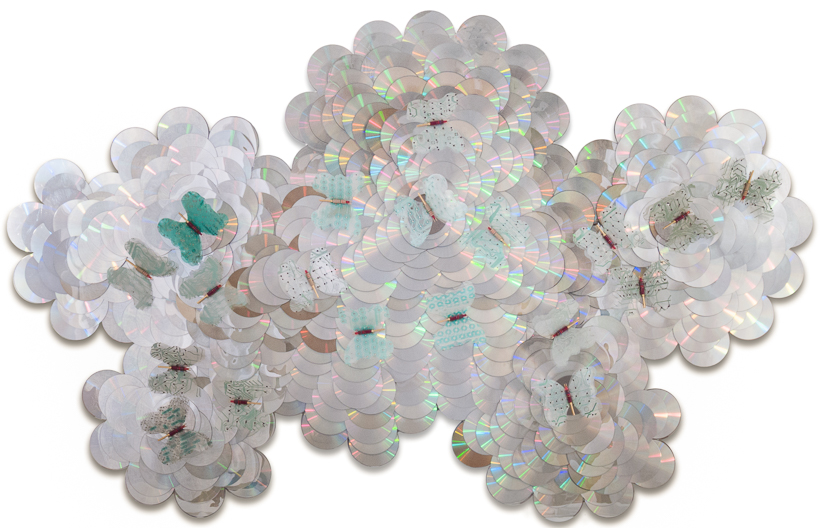 Œuvre nommée "Le Cloud 2" : sculpture murale cybertrash de Rémy Tassou (vue principale)