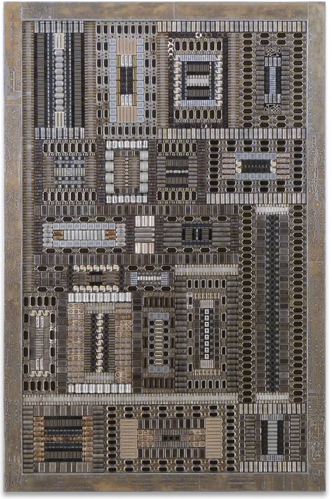 Œuvre nommée "Watson" : sculpture murale cybertrash de Rémy Tassou. (vue principale)