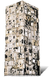 Œuvre nommée "Espio": totem cybertrash de Rémy Tassou. Vue de 3/4 (vue principale)