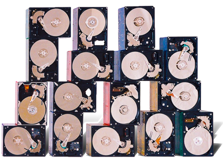 Œuvre nommée "Data-Block" : assemblage de totem cybertrash de Rémy Tassou.