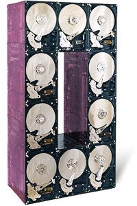 Œuvre nommée "Big Data" : totem cybertrash de Rémy Tassou. Vue de 3/4 (vue principale)