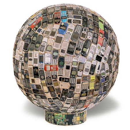 Œuvre nommée " E-Recollection": totem Cybertrash de Rémy Tassou. Vue sous un angle. (vue principale)