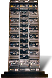 Œuvre nommée "Impulse" : totem cybertrash de Rémy Tassou. Vue principale.