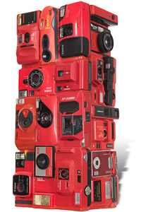 Œuvre nommée "Red eyes" : totem cybertrash de Rémy Tassou. Vue de 3/4 (vue principale)