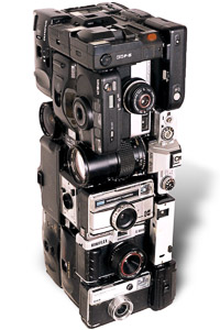 Œuvre nommée "Parator" : totem cybertrash de Rémy Tassou. Vue de 3/4 (vue principale)