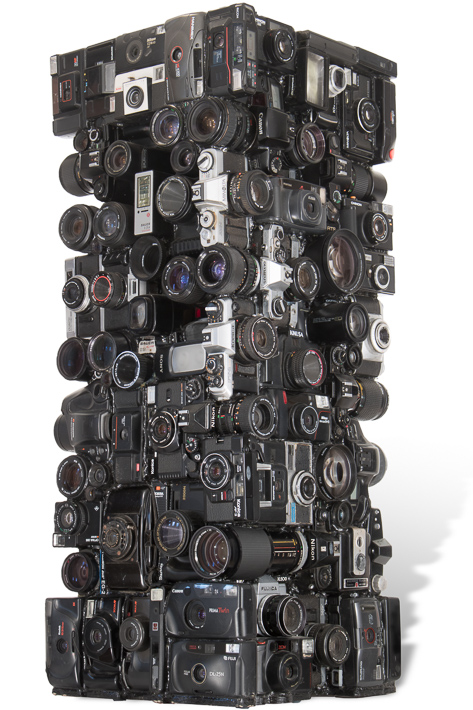 Œuvre nommée " Nikon ": totem Cybertrash de Rémy Tassou. Vue de 3/4. (vue principale)