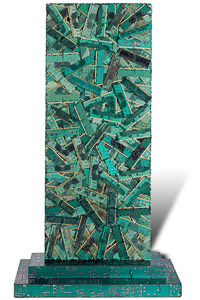 Œuvre d'art nommée " Maxdata ": totem Cybertrash de Rémy Tassou. Vue d'une face.