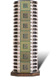 Œuvre nommée "Core" : totem cybertrash de Rémy Tassou. Vue d'une face.