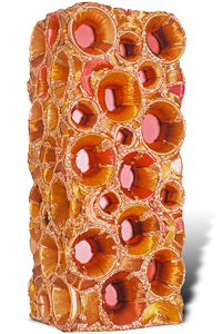 Œuvre nommée "Firechat" : totem cybertrash de Rémy Tassou. Vue de 3/4