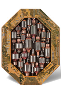 Œuvre nommée "Motors" : totem cybertrash de Rémy Tassou. Vue d'une face.