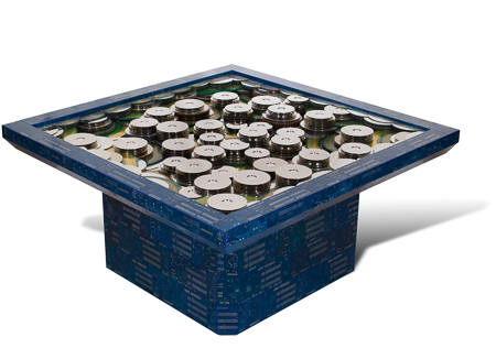 Œuvre nommée "Turn table" : table basse cybertrash de Rémy Tassou.