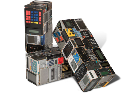 Composition d'E-block 886 887 88 , sculpture cybertrash par Rémy Tassou