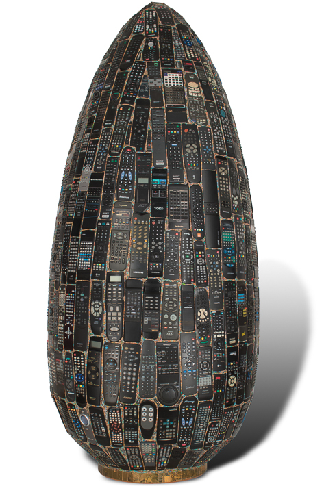 Œuvre nommée "Panasonix" : totem cybertrash de Rémy Tassou.