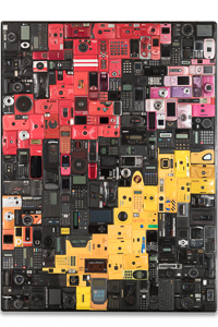 Œuvre nommée "Collect" : sculpture murale cybertrash de Rémy Tassou.