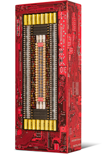 œuvre nommée "Univac" : totem cybertrash de Rémy Tassou. Vue de 3/4.