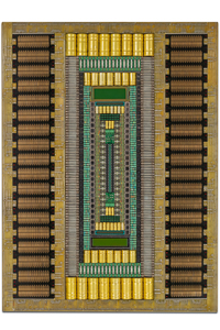 Œuvre nommée "InSight" : sculpture murale cybertrash de Rémy Tassou.