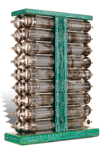 Œuvre nommée "Miniwatt" : totem cybertrash de Rémy Tassou. Vue d'un 3/4. (vue principale)