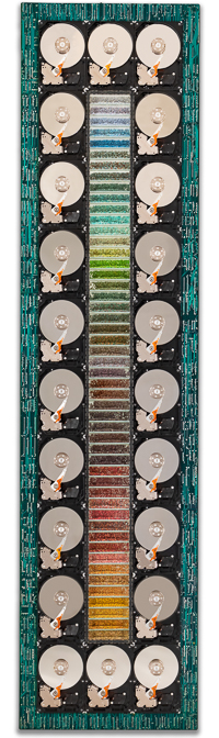 Œuvre nommée "Polychrome": sculpture murale cybertrash du sculpteur Rémy Tassou. Vue principale.