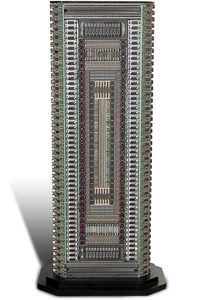 Œuvre nommée "Free Ware": sculpture murale cybertrash de Rémy Tassou. (vue principale, vignette)