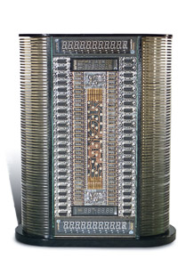 Œuvre nommée "Megabasse": sculpture murale cybertrash de Rémy Tassou. (vue principale, vignette)