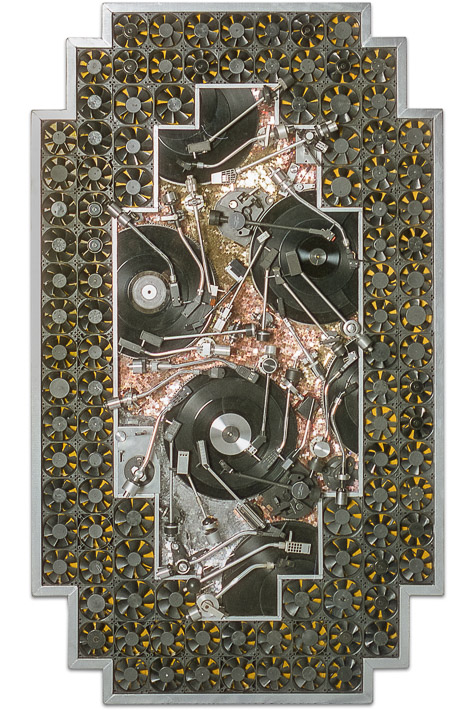 Œuvre nommée "Teppaz": sculpture murale cybertrash de Rémy Tassou. (vue principale, vignette)