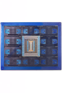 Œuvre nommée "Antistatic Lid": sculpture murale cybertrash de Rémy Tassou. (Vue principale, vignette)