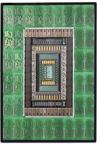 Œuvre nommée "Overcoat": sculpture murale cybertrash de Rémy Tassou. (vue principale, vignette)