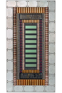 Œuvre nommée "Simul": sculpture murale cybertrash de Rémy Tassou. (vue principale, vignette)