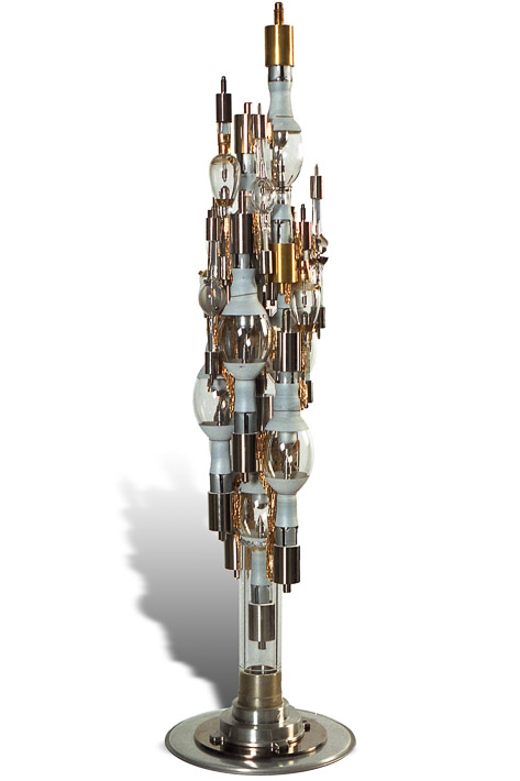 Œuvre nommée "Xenon"": totem cybertrash de Rémy Tassou. (vue principale, vignette)