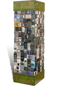 Œuvre nommée "Les téléphones imaginent la vie" : totem Cybertrash de Rémy Tassou. (vue principale, vignette)