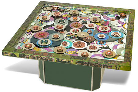 Œuvre nommée "Table Basse" : totem cybertrash de Rémy Tassou. Vue sous un angle de rotation. (vue principale, vignette)