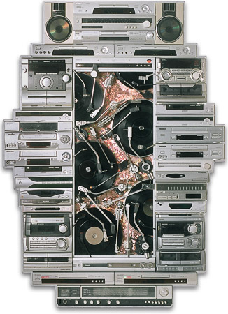 Œuvre nommée "DJ": sculpture murale cybertrash du sculpteur Rémy Tassou. Vue principale (vue principale, vignette)