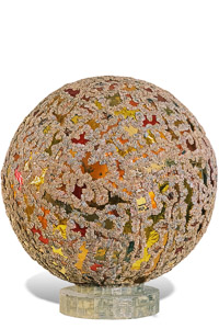 Œuvre nommée "Gamma": totem cybertrash de Rémy Tassou. Vue d'un angle de rotation (vue principale)