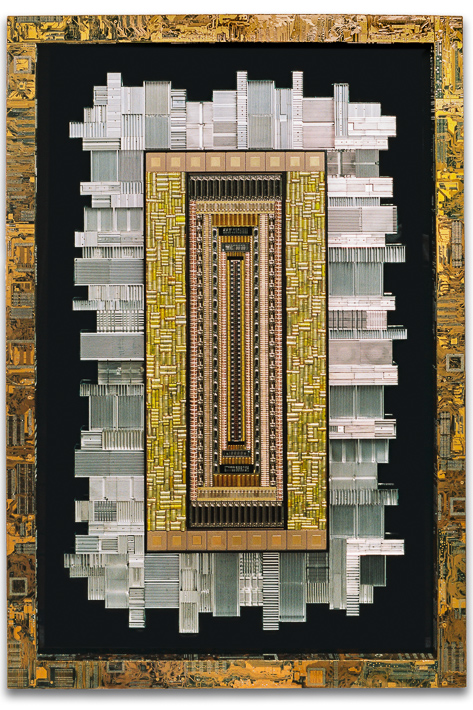 Œuvre nommée "Terawatt ": sculpture murale cybertrash de Rémy Tassou (vue principale)