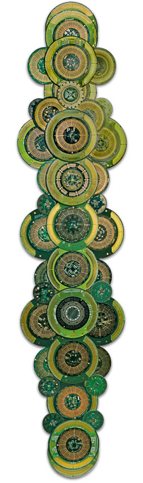 Œuvre nommée "Nice Device " : sculpture murale cybertrash de Rémy Tassou. (vue principale)