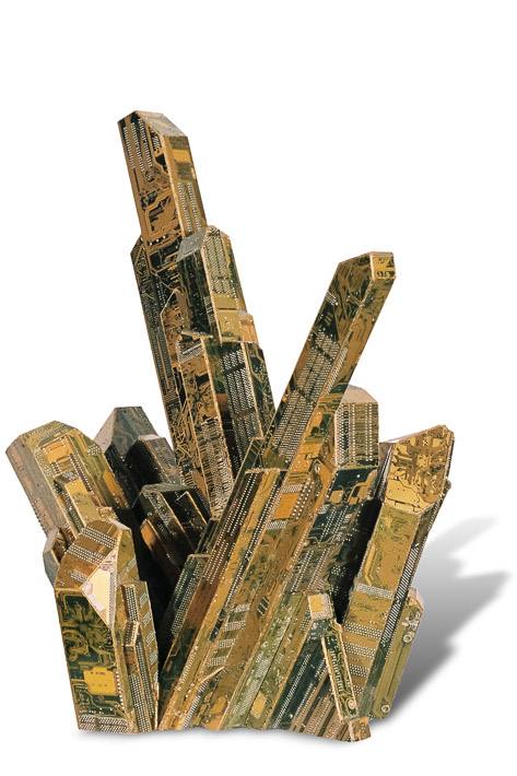 Œuvre nommée "Kryptonite" : totem cybertrash de Rémy Tassou. Vue d'un coté. (vue principale, vignette)