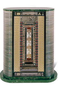 Œuvre nommée "Tape" : totem cybertrash de Rémy Tassou. Vue d'une face (vue principale)