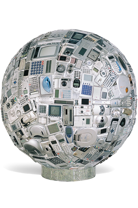 Œuvre nommée "Second Life" - totem cybertrash de Rémy Tassou. (vue principale)