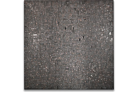 Œuvre nommée "Kraken": sculpture murale cybertrash du sculpteur Rémy Tassou. Vue principale.