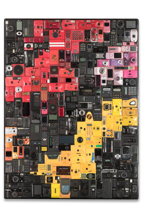 Œuvre nommée "Collect" : sculpture murale cybertrash de Rémy Tassou.