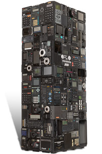 Œuvre nommée "Geek": totem Cybertrash de Rémy Tassou : vue principale